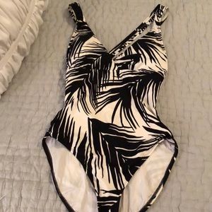 EUC Darling La Blanca black & white Palm print  one piece cross back swimsuit